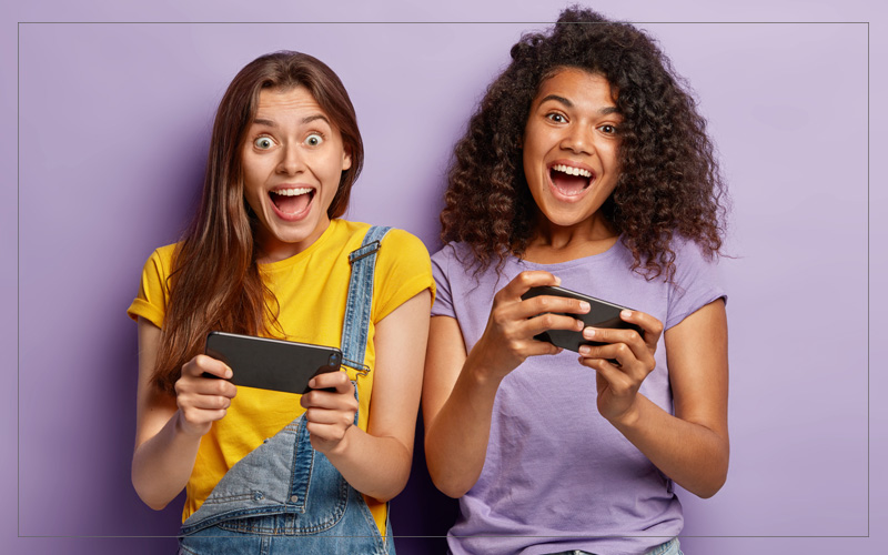 Jeunes femmes sur téléphone