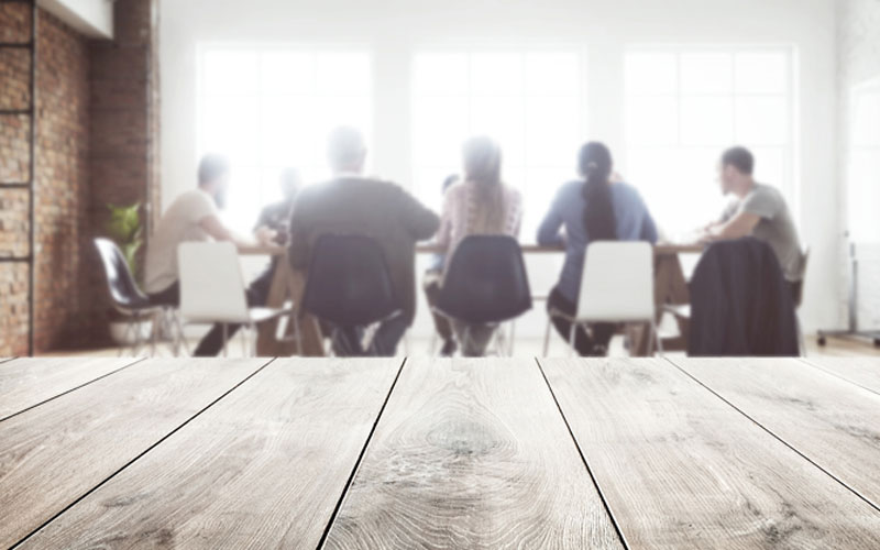 Personnes autour d'une table de réunion