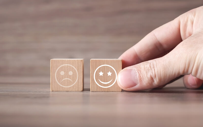 Deux bloc de bois carrés avec icone