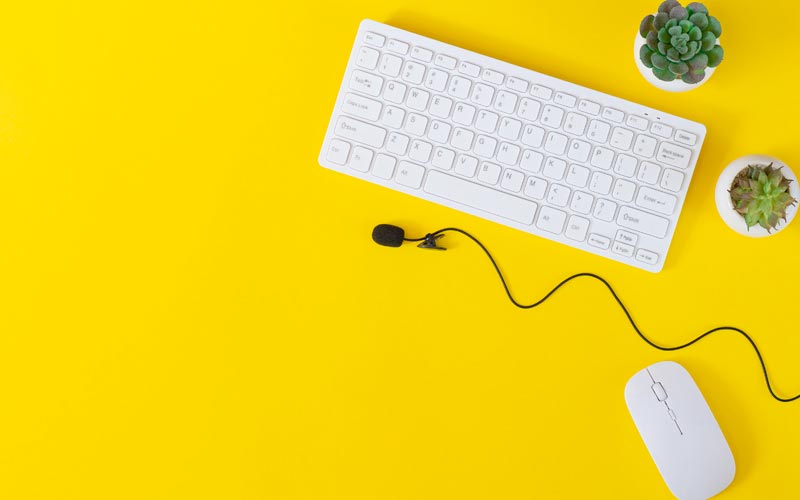 Fond jaune avec clavier blanc