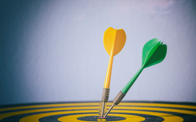 Cible avec fléchettes verte et jaune