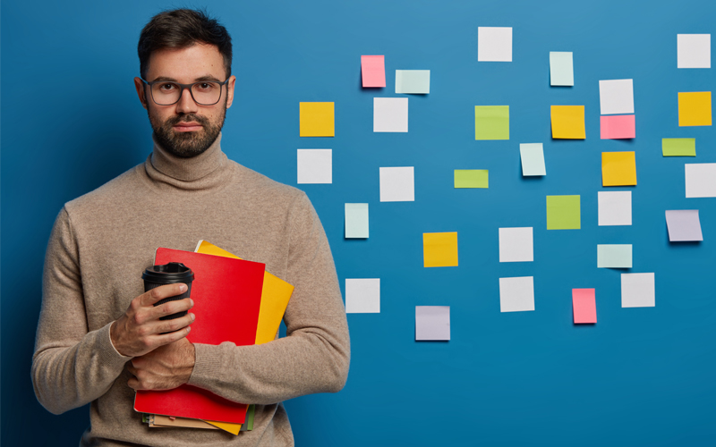 Homme barbu sur fond bleu