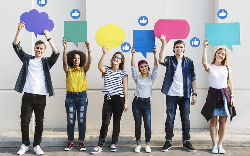 Equipe avec des pancartes