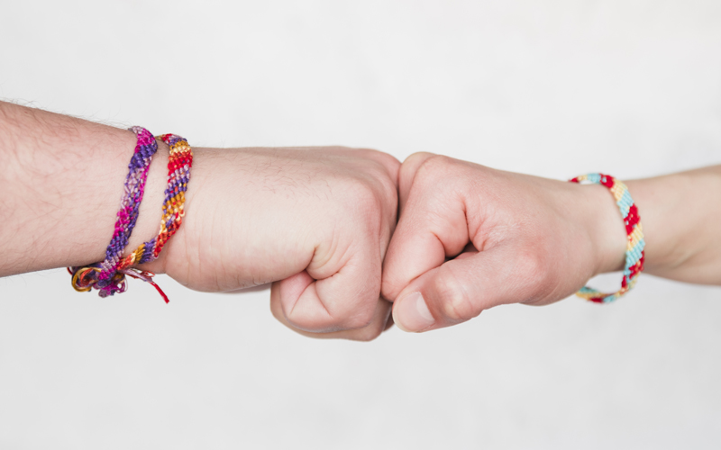 Deux poings en gros plan