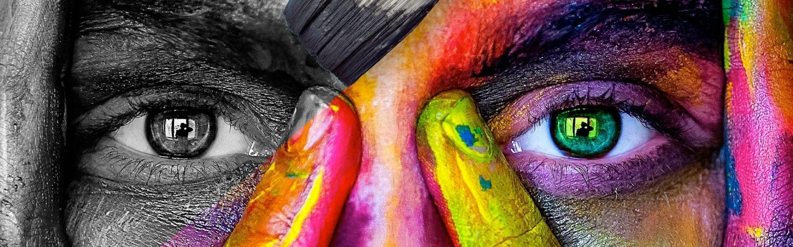 Visage en gros plan avec un arc en ciel de peinture